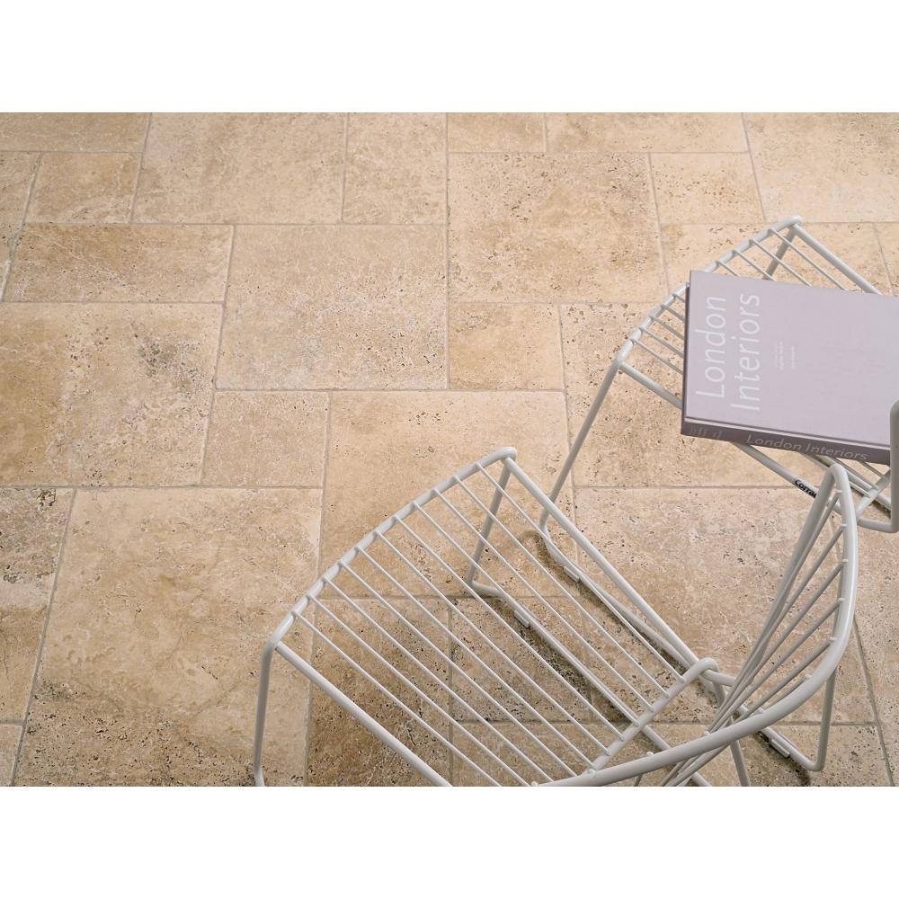coem aquitaine beige bezs provansz meszko travertin ko gres padlolap modern minimal nappali konyha design nagymeretu hidegburkolat padlo burkolat.jpg